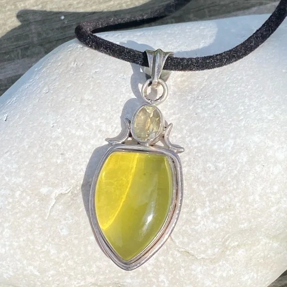 SOLD💲Citrine & glass .925 Sterling Silver triple moon goddess necklace on velvet - Picture 3 of 8